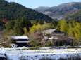 残り雪の山里