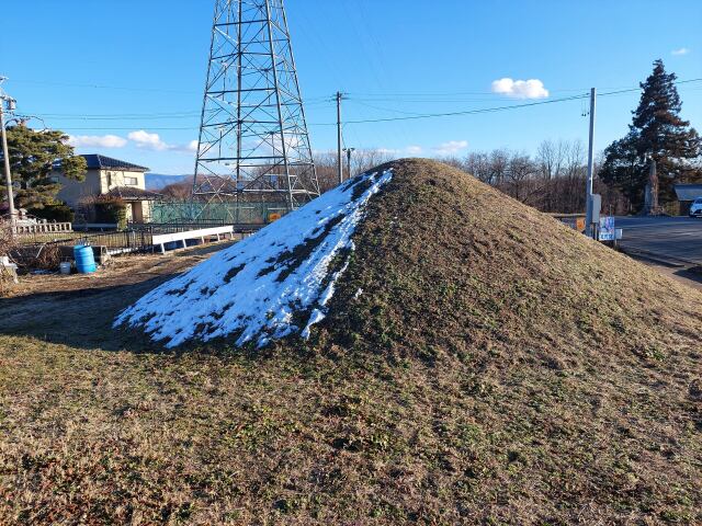 残雪の山々