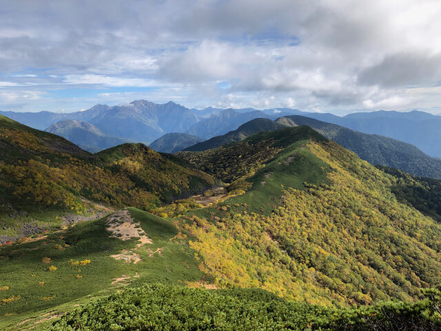 色づく山々