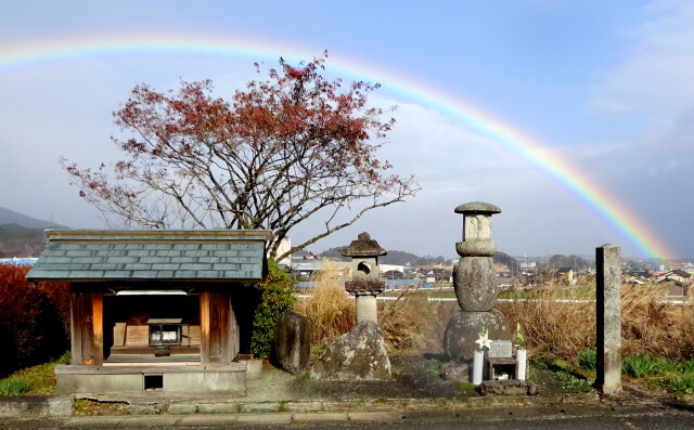 集落の神様に架かる虹