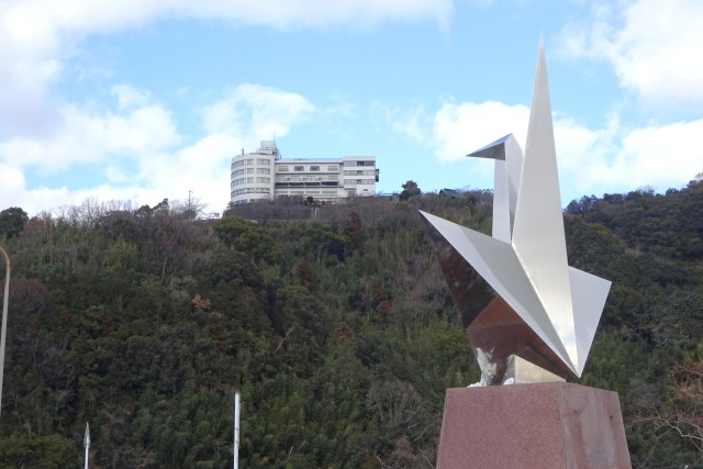 原鶴温泉 山を見上げる折り鶴