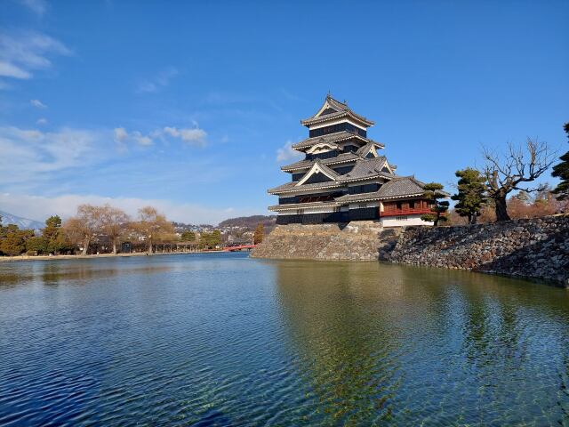 青く輝く国宝松本城