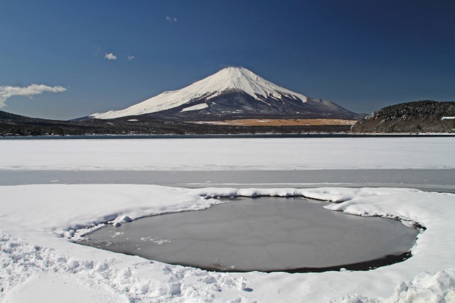 湖氷結の富士