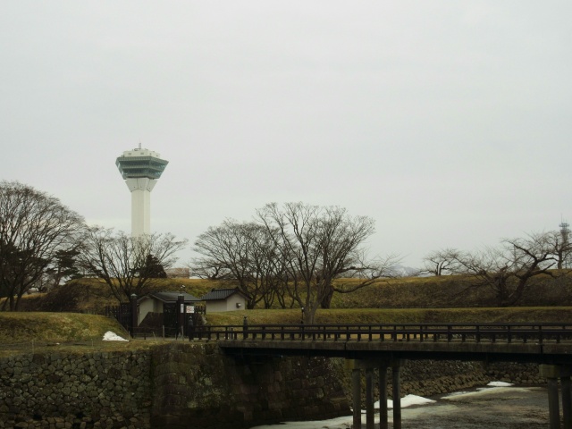 雨の五稜郭裏門橋