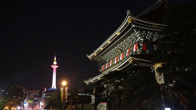 春の夜の東本願寺と京都タワー