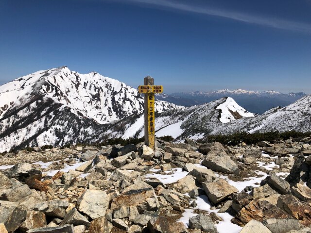 爺ヶ岳南峯にて