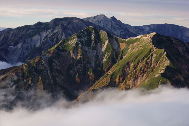 暮れる山々