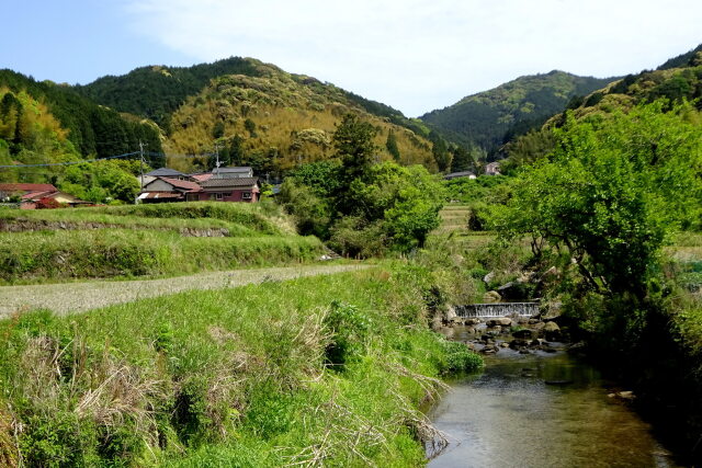 点在する家と山間部の小川