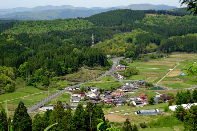 新緑の静かな山村集落