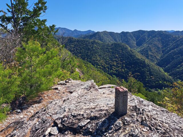 宇連山へ、尾根を行く