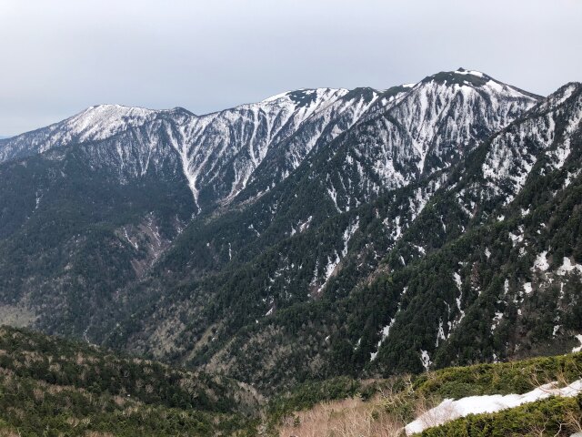 蝶ヶ岳を望む