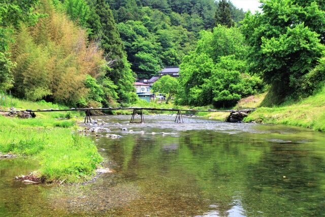 川にかかる橋