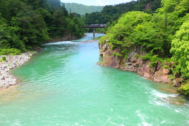 夏の白川郷であい橋