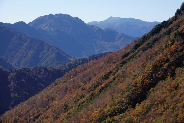 焼岳と乗鞍を望む