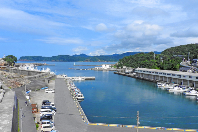 山陰の小さな漁港 初夏