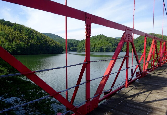 山の湖 遊歩道の吊り橋