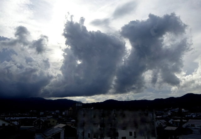 大雨警報前 鬼と竜に見える雲