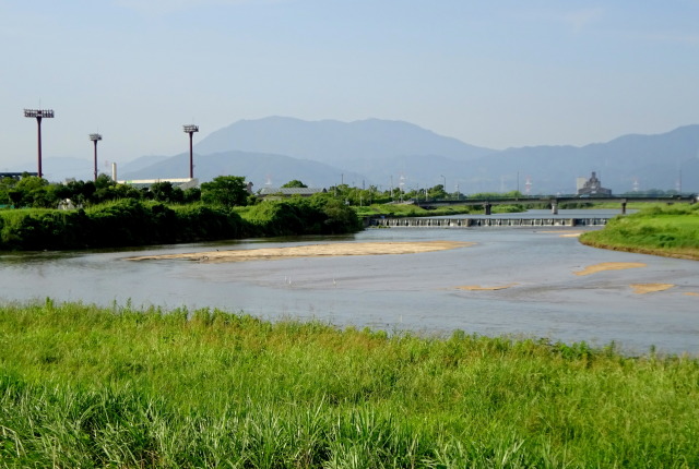 宝満川の向こうに源流の宝満山