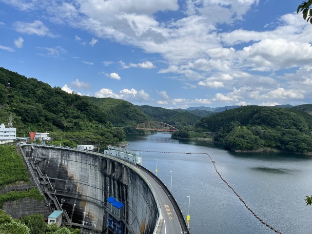 夏空のダム湖