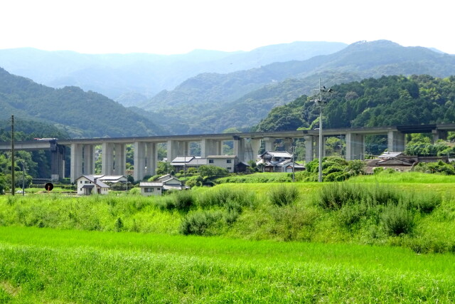 里山を通る長崎自動車道