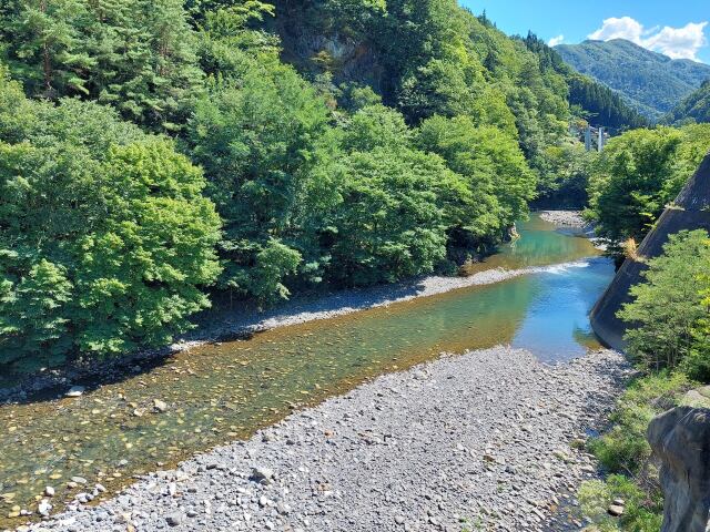 強い陽光浴びる信州梓川