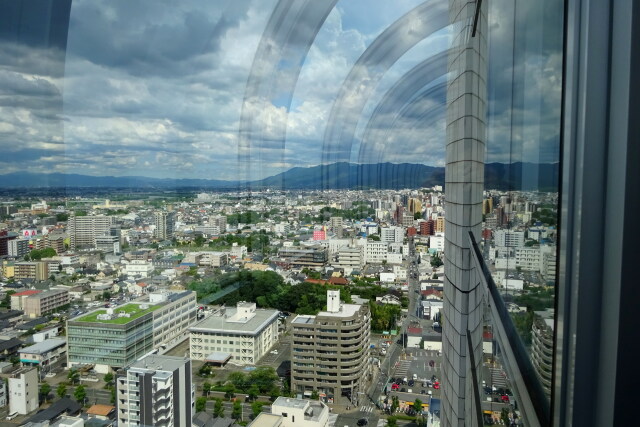 市街地の向こうに耳納連山