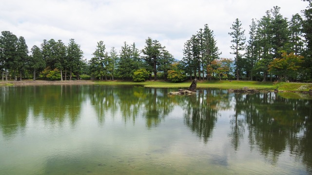 秋の毛越寺庭園