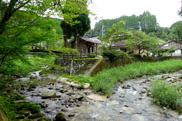 神社の前で出逢う 山間部の川