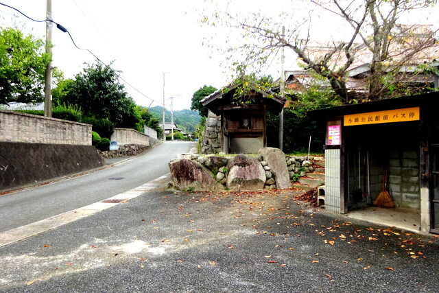 田舎のバス停に秋の訪れ