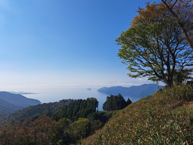 ポツンと竹生島