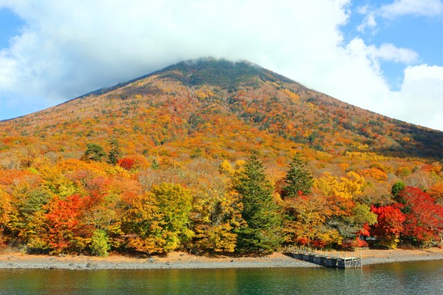 秋の男体山