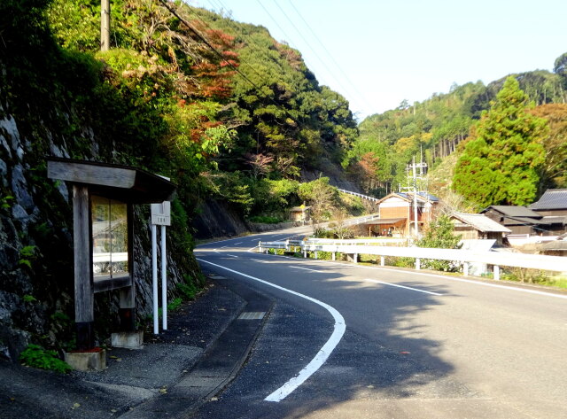 秋の山村