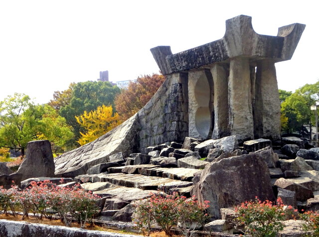 大岩石櫓の冬が近づく公園