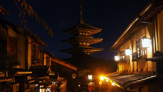 秋の夜の八坂の塔