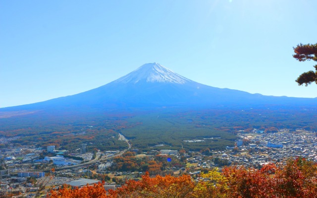 晩秋の富士河口湖町