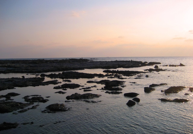 冬の海の夕暮れ