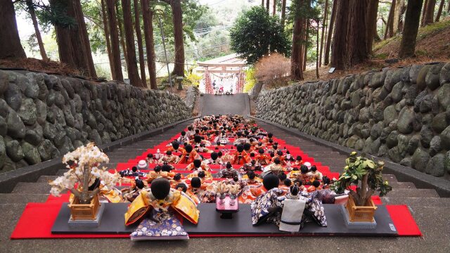 素盞鳴神社の雛段飾り