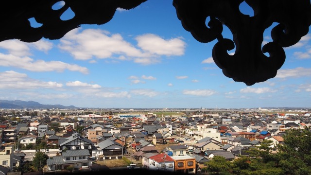 春の丸岡城から見る風景