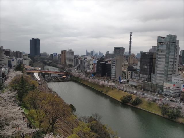 花曇りの外濠公園