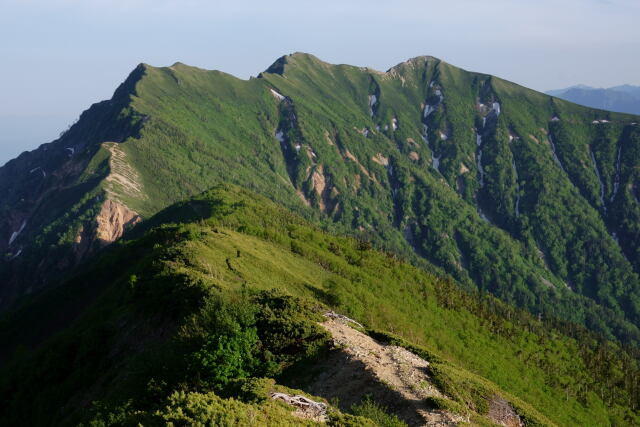 爺ヶ岳を望む