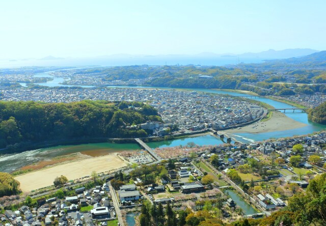 新緑の岩国市と瀬戸内