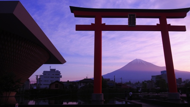 早朝の富士山世界遺産センター