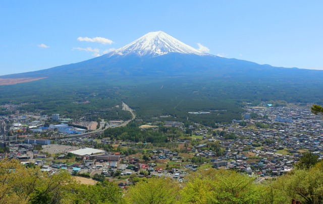 新緑の富士河口湖町の街並み