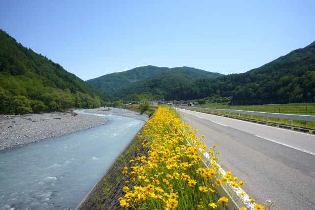 山村通過