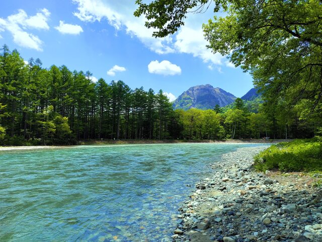 初夏の梓川と焼岳