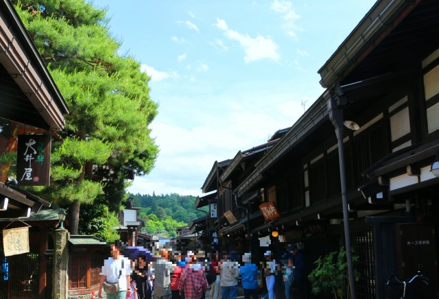 初夏の高山古い町並み