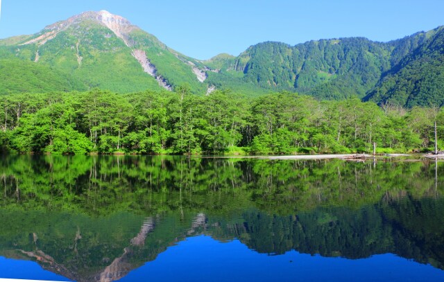 夏の大正池と焼岳