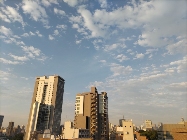 夏空に聳え立つ法政大学