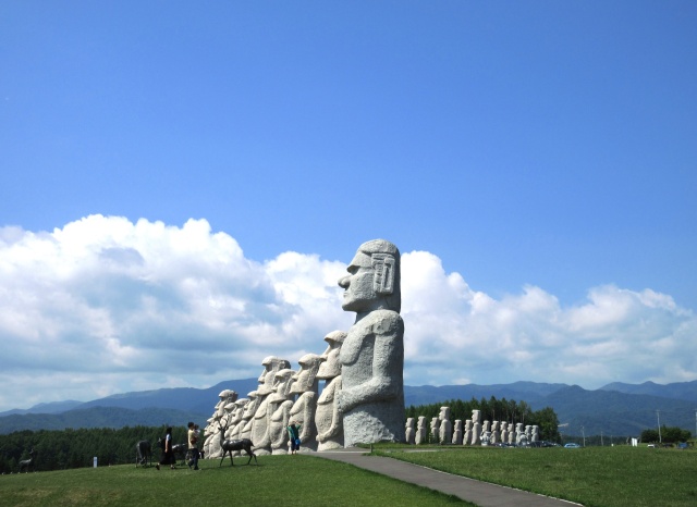 北の夏空にモアイ像