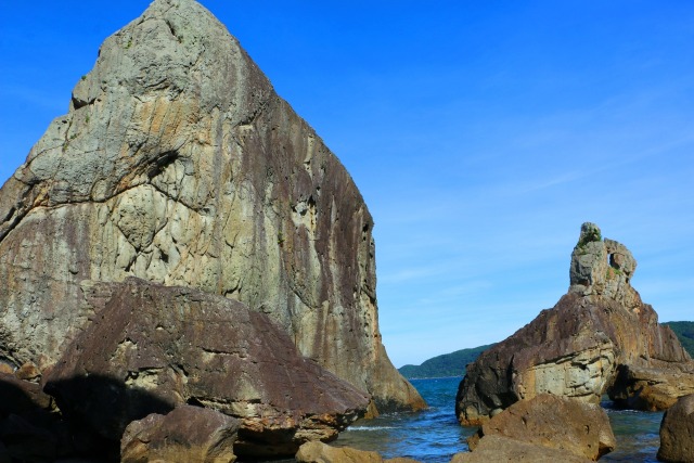 巨岩と夏の海